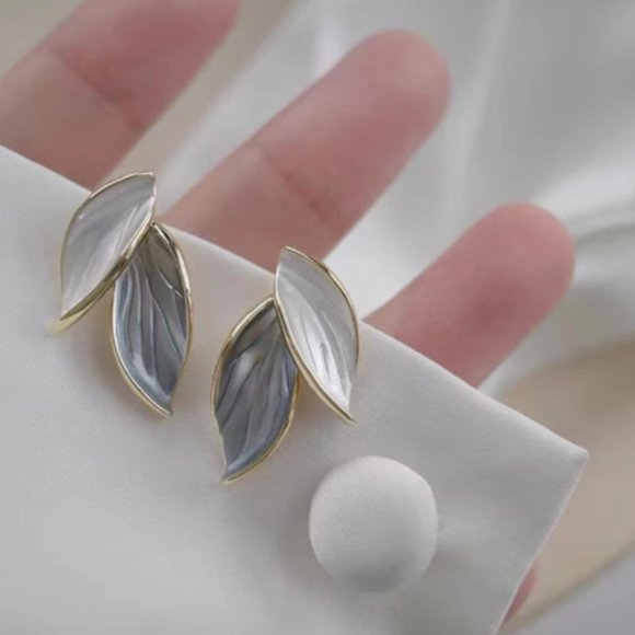 Leaf Stud Earrings Fashion Jewelry - Picture 2 of 4